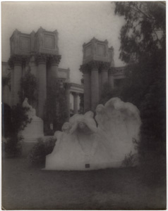 71BW colonnade statue